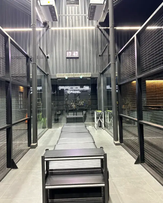 Entrance corridor with the Paddle Padel sign